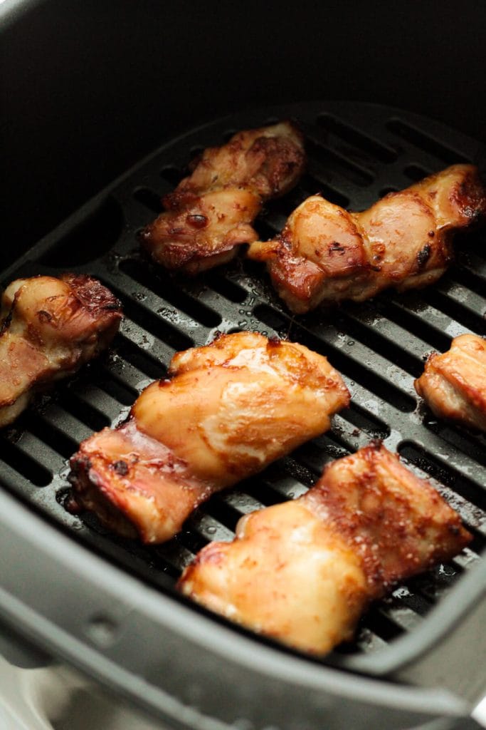 how to make air fryer sticky maple chicken thighs