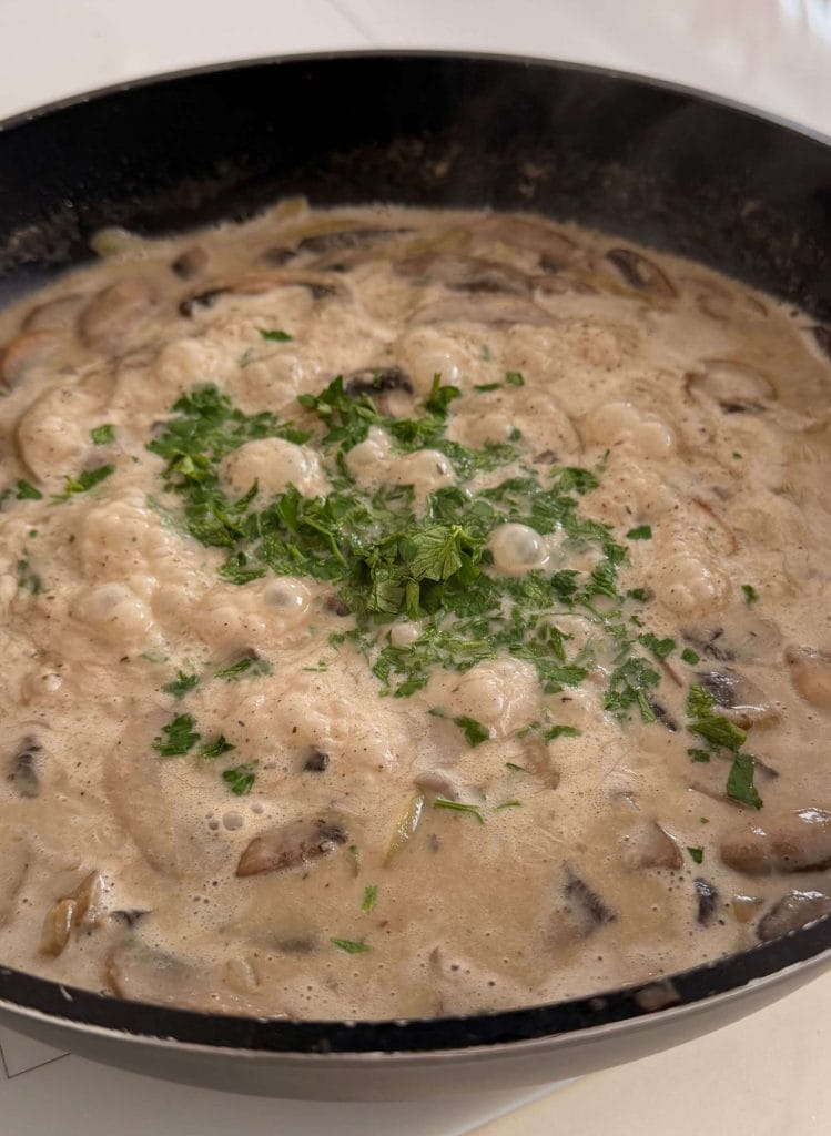 how to make creamy mushroom chicken skillet