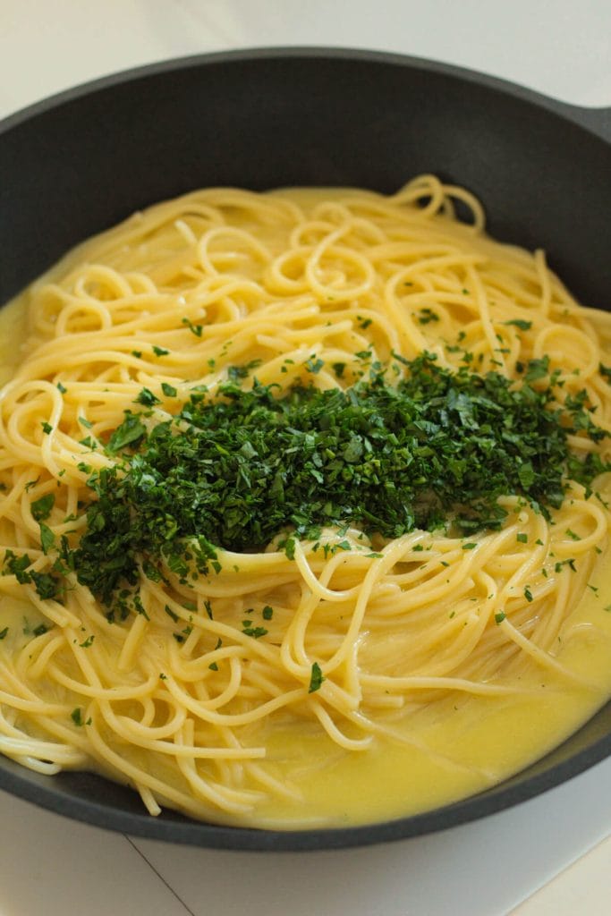 roasted garlic sauce with spaghetti and parsley