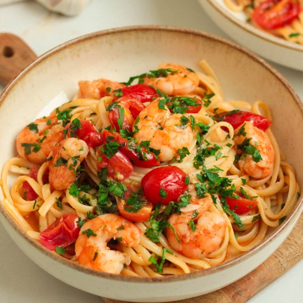 garlic butter shrimp linguine with cherry tomatoes and parsley
