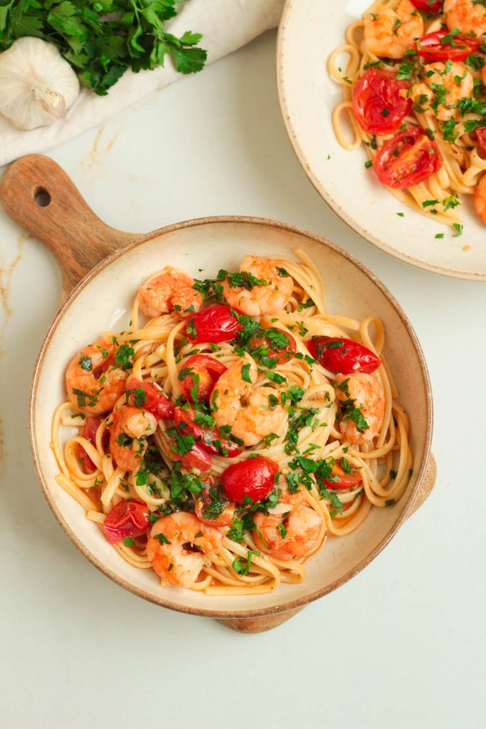 garlic butter shrimp linguine with cherry tomatoes and parsley